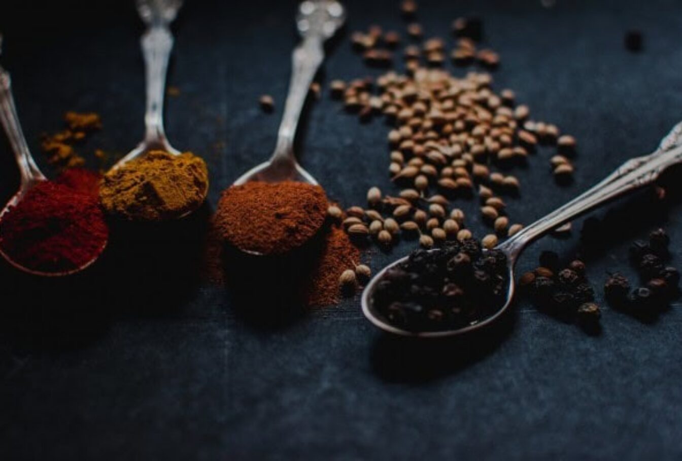 De verschillende soorten peper op een rij - Foodies
