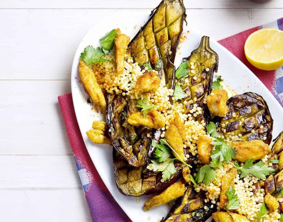 Gekruide kipstukjes met couscous en aubergine foodies magazine