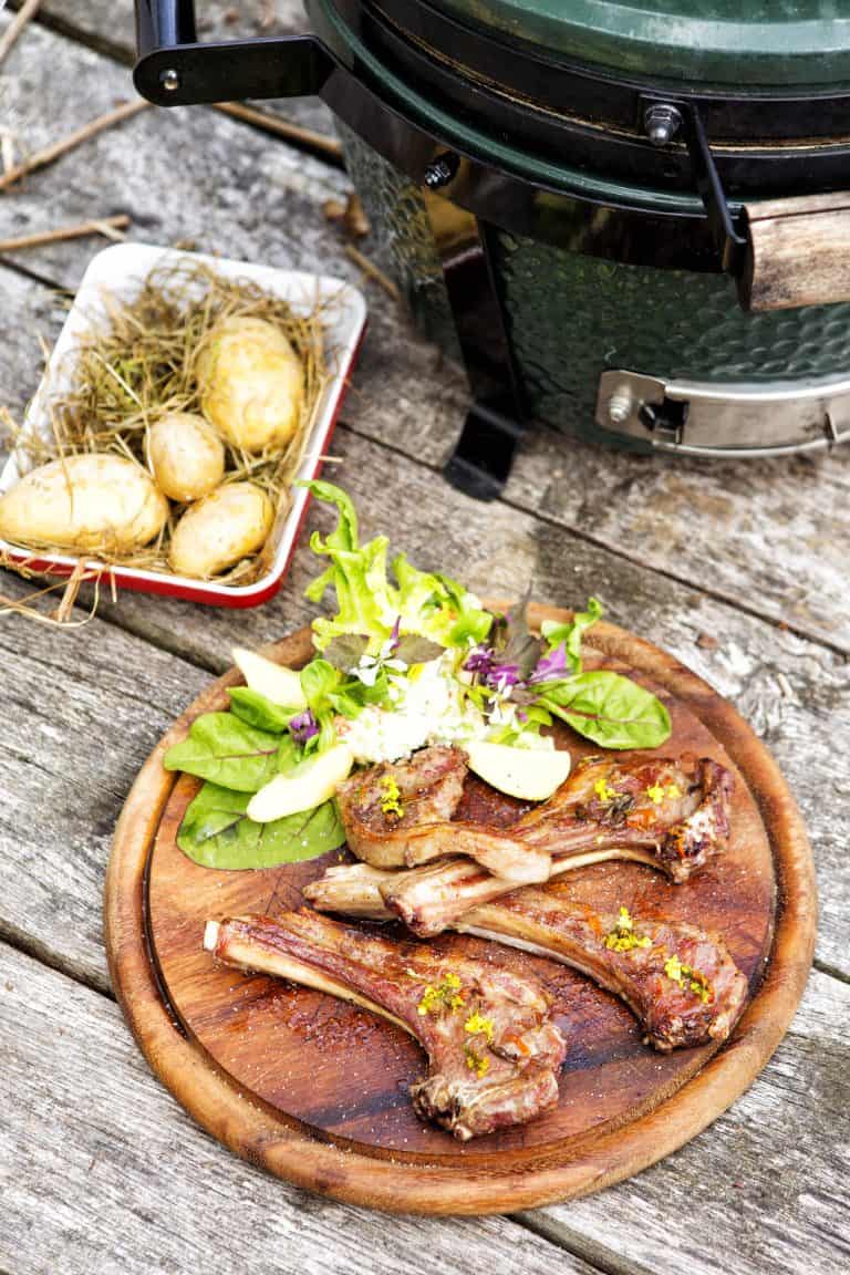 Tomahawk van geitenbok met koolzaadolie en aardappelsalade