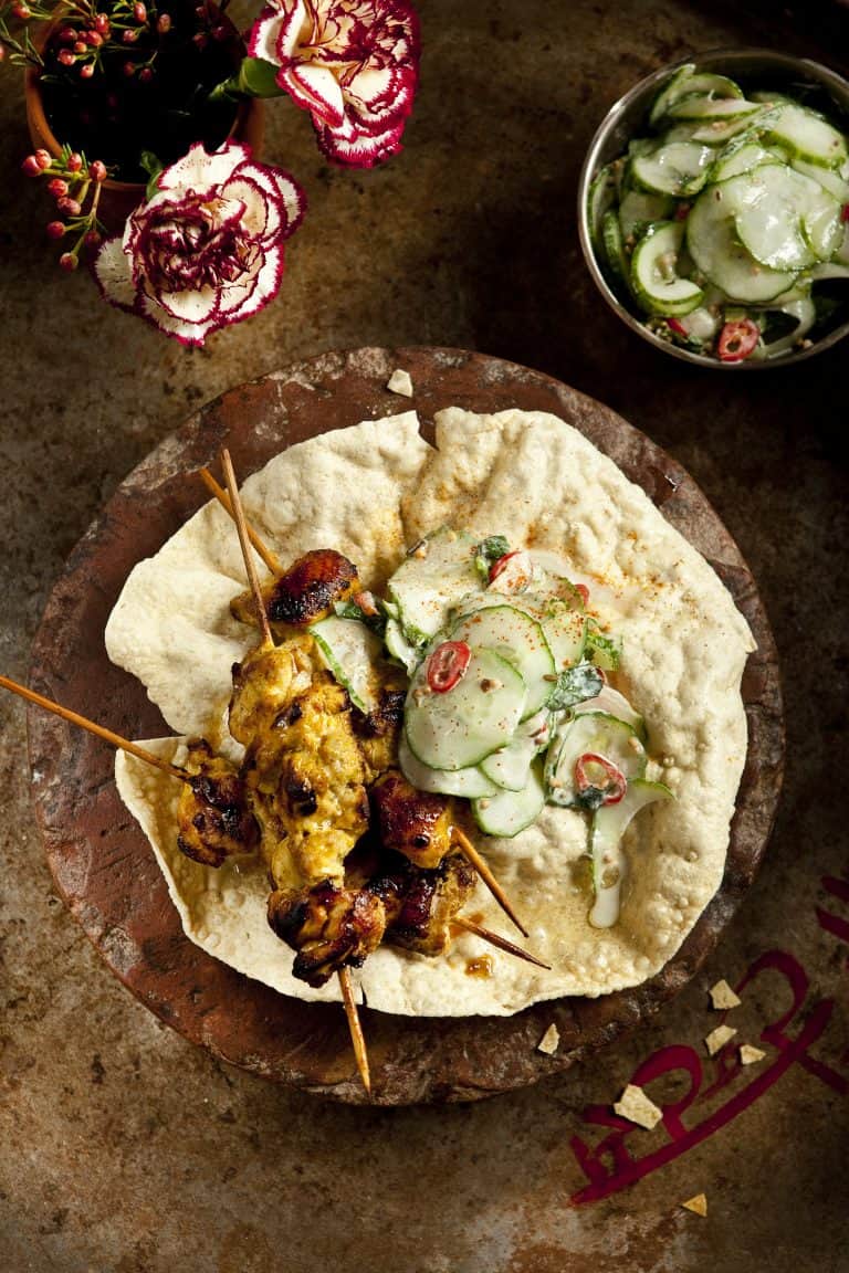 Kip tikka-spiesen met papadums