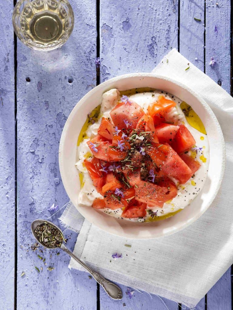 Watermeloen-tomaatsalade met rozemarijn op burrata