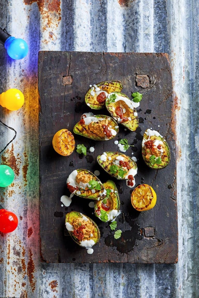 Gegrilde avocado met harissa-hummus