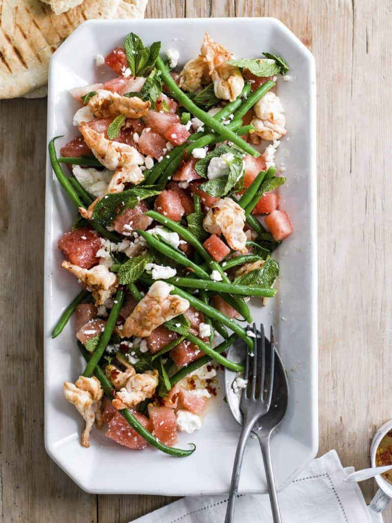 Watermeloensalade met feta, garnalen, sperziebonen en munt
