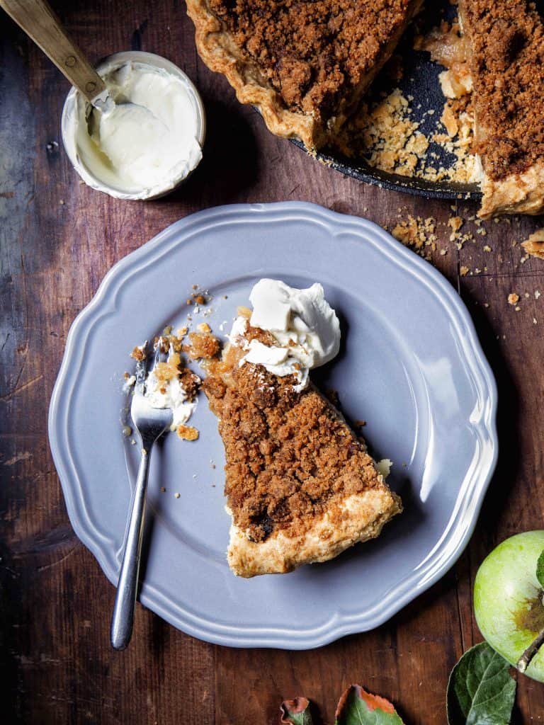 Appeltaart met karamelcrumble uit de Big Green Egg