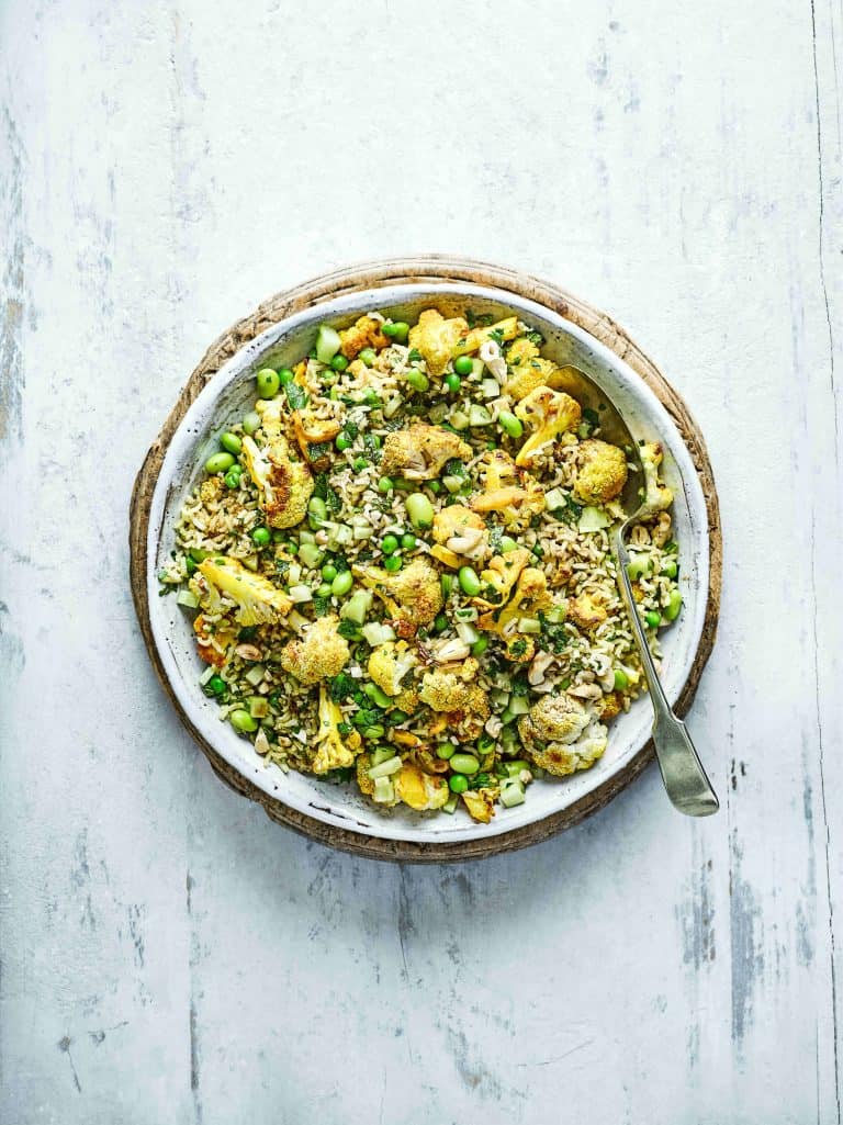 Rijstsalade met geroosterde kurkumabloemkool