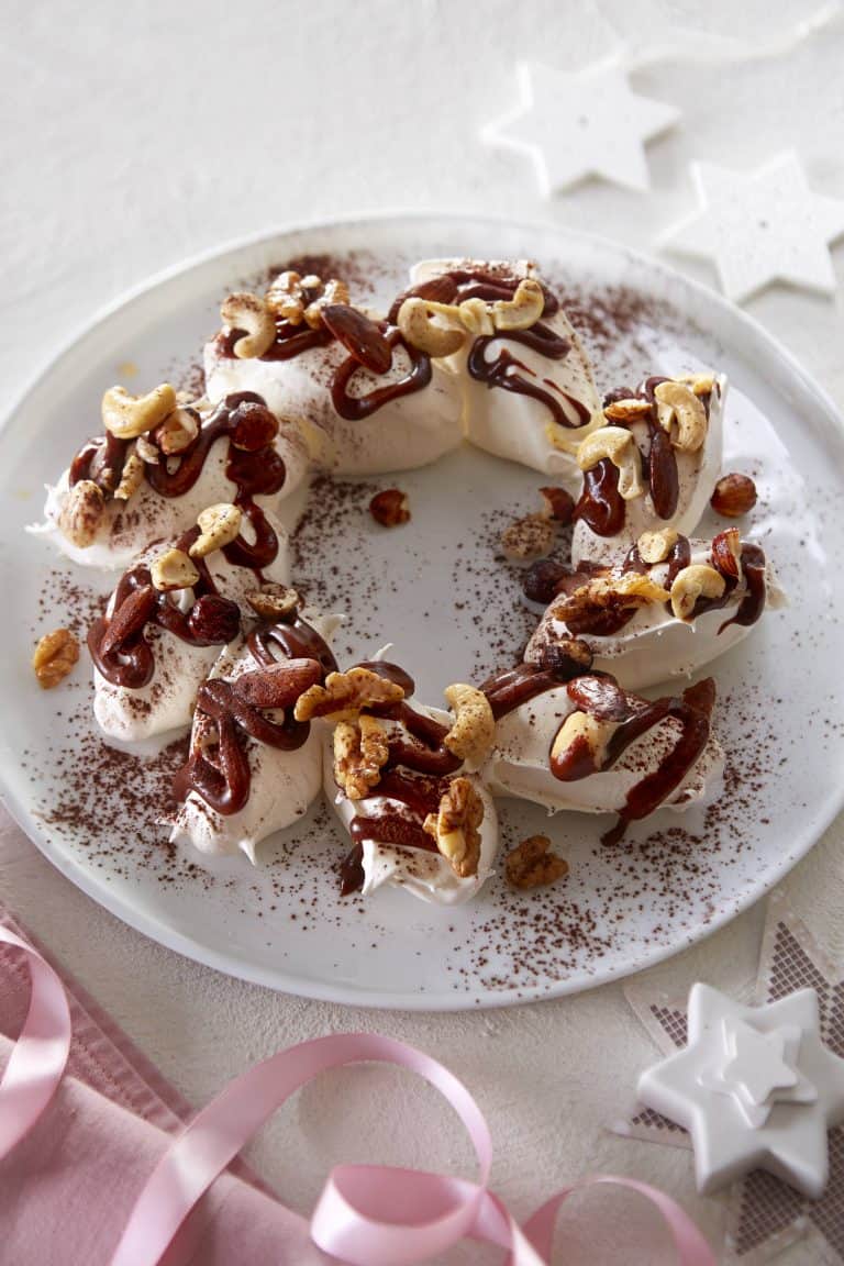 Meringuekrans met karamel en noten
