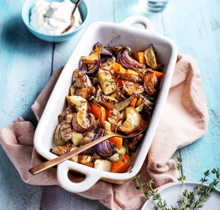 Geroosterde aardperen, pastinaak en pompoen met dip van skyr en karwijzaad