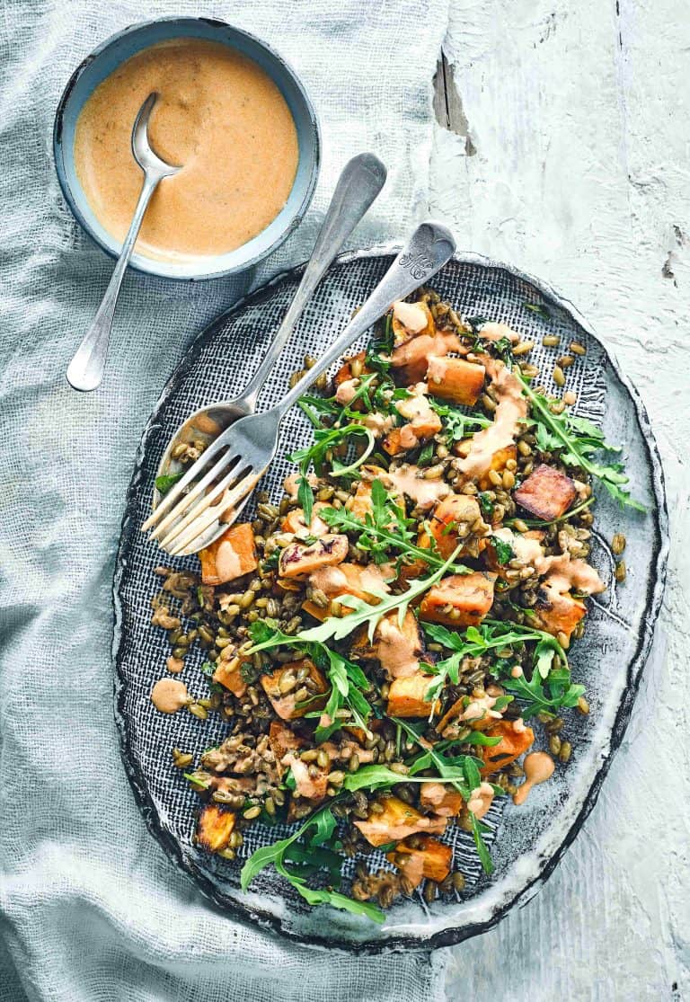 Zoeteaardappel-freekehsalade met harissa-yoghurtdressing