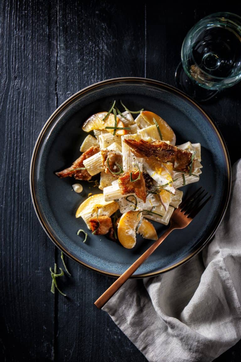 Pastasalade met vegetarische kip en perzik