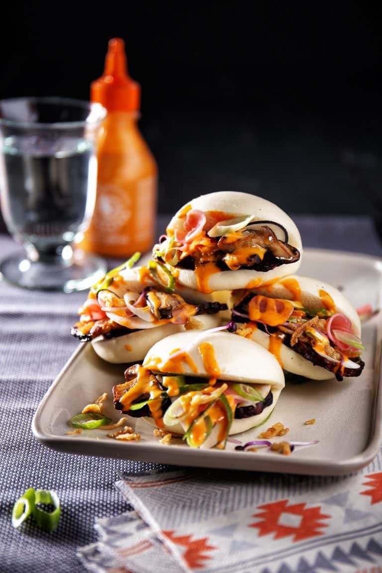 Steamed bao buns met tempeh, zoetzure radijs en srirachamayonaise