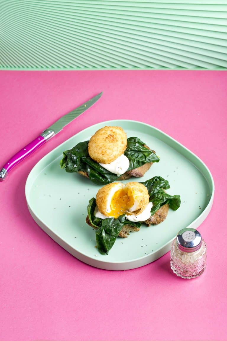 Zuurdesemtoast met spinazie en een gefrituurd eitje