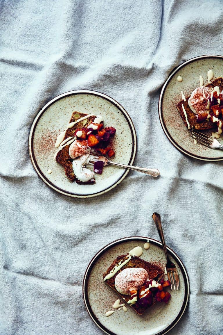 Bananenbrood met kokosyoghurt, amandelsaus en kaneelappel