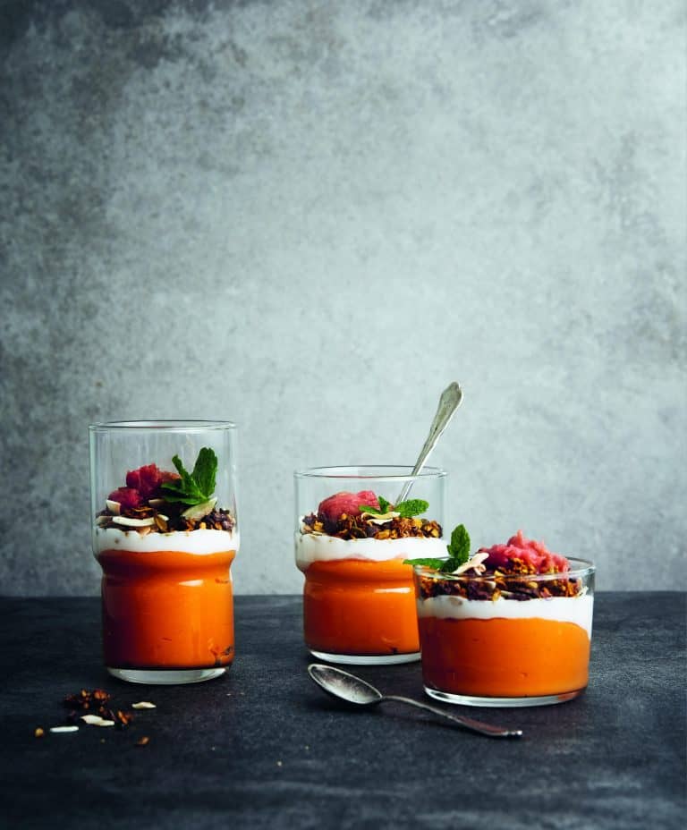 Zoete-aardappelpuree met kokosroom, granola en rabarbercompote