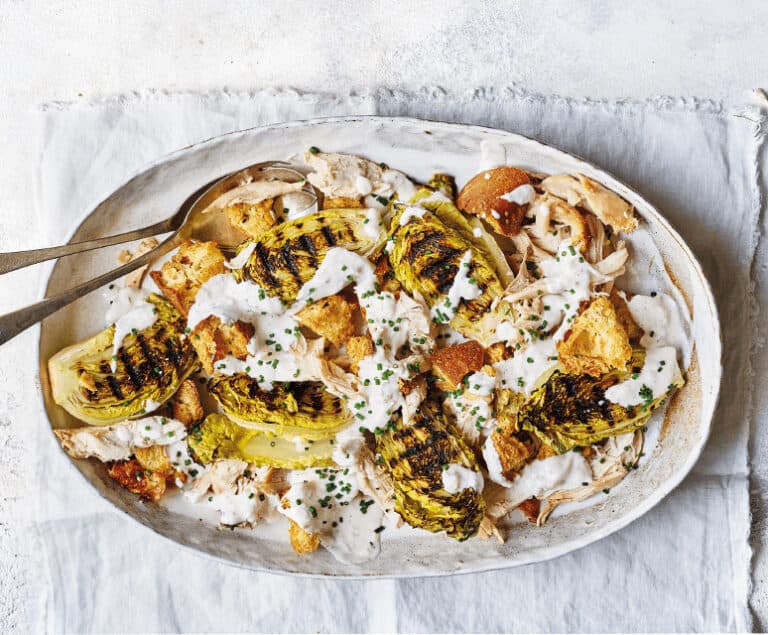 Geroosterde kipsalade met uien-yoghurtdressing