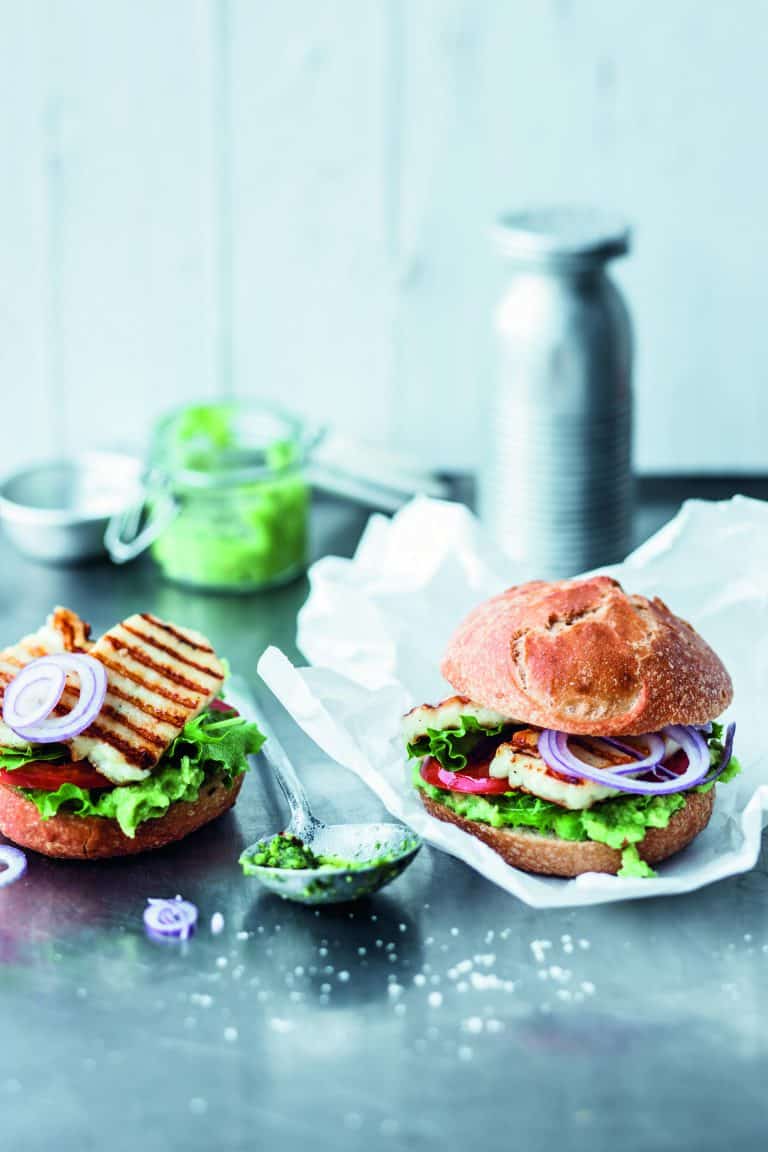 Halloumiburger met avocadocrème