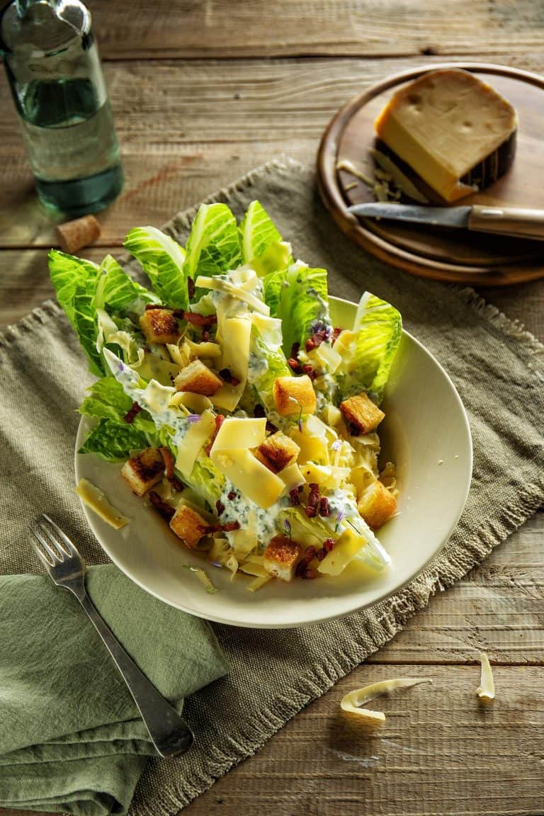 Salade met Jersey kaas, yoghurt-honingdressing en bieslookbloemen