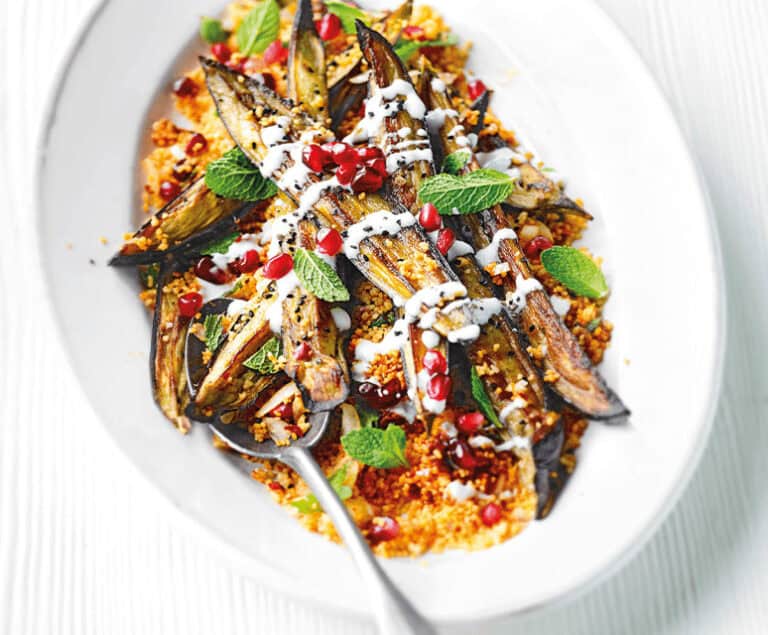 Granaatappelcouscous met aubergine en karnemelkdressing