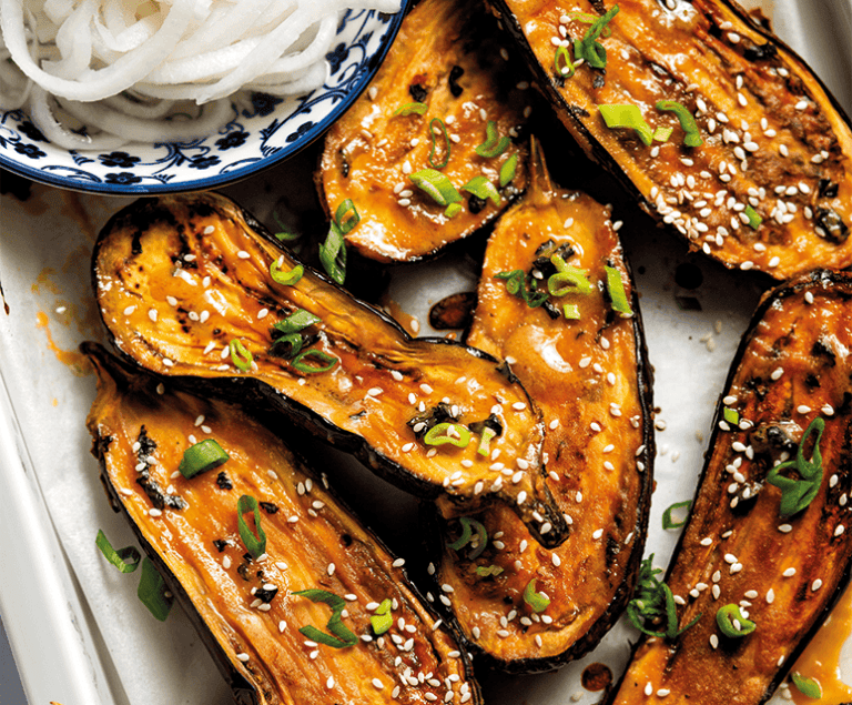 Gegrilde miso-aubergines met zoetzure rettich