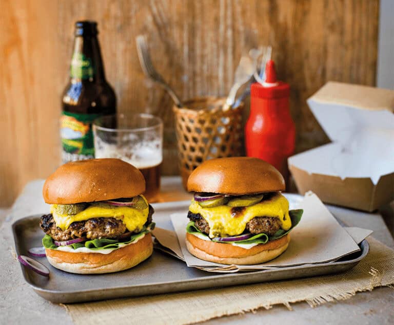 Platte burgers met jalapeño-kaassaus