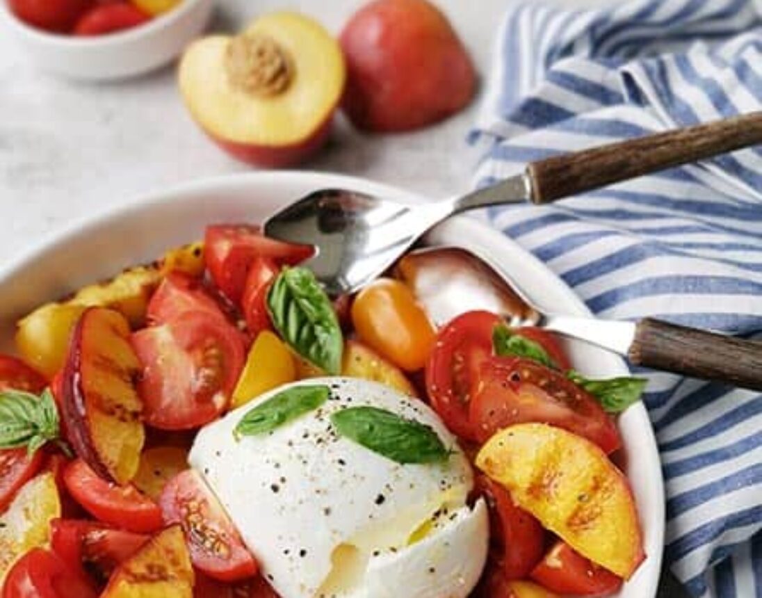 Salade caprese met gegrilde nectarine en burrata van Foxilicious