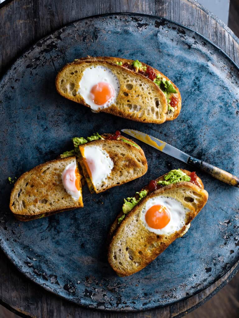 Egg-in-a-hole-sandwich met avocado