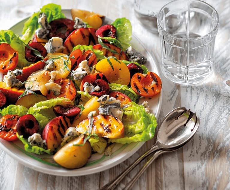 Salade van gegrild steenfruit met blauwe kaas en dragon