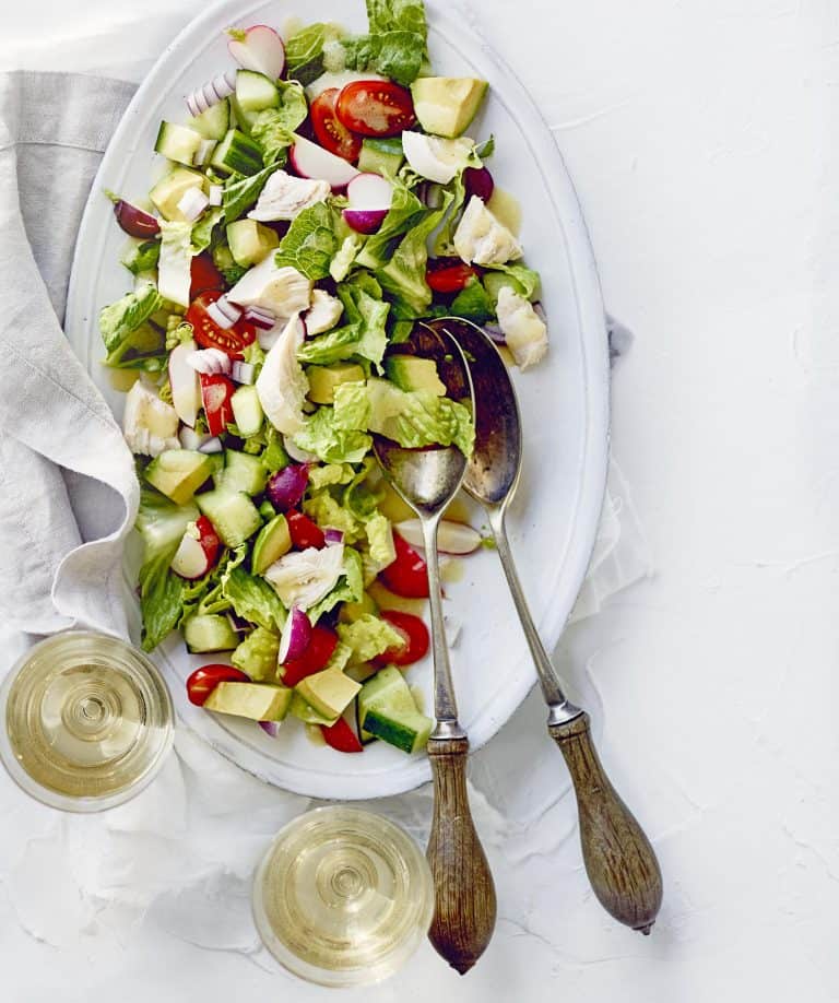 Salade met kip, avocado en radijs