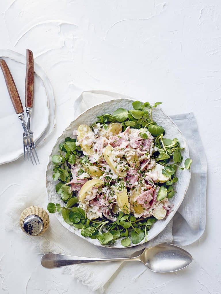 Nieuwe aardappelsalade met pastrami