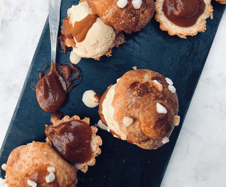 Briochebroodjes met vanille-ijs en karamelsaus