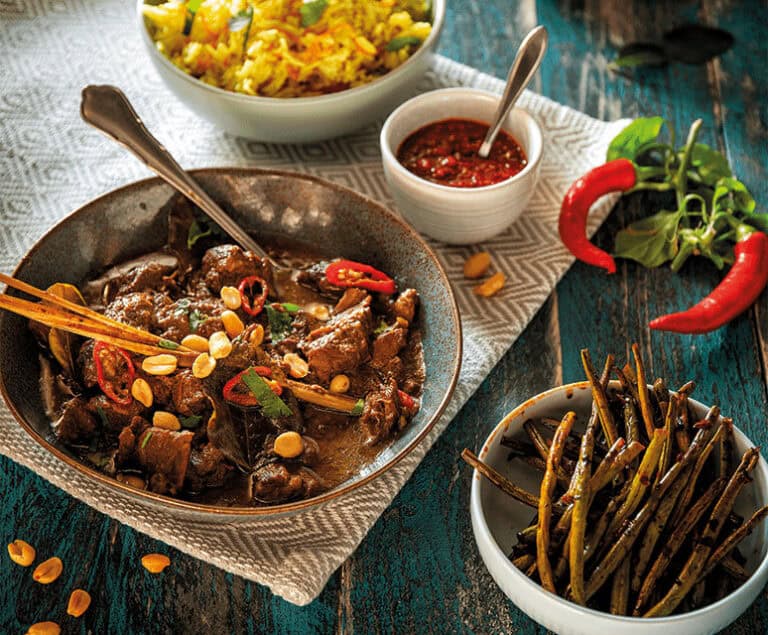 Rendang uit de slowcooker met rijst en pittige boontjes