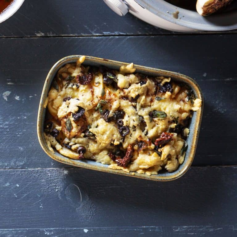 Aardappelgratin met zwarte olijven en tomaat