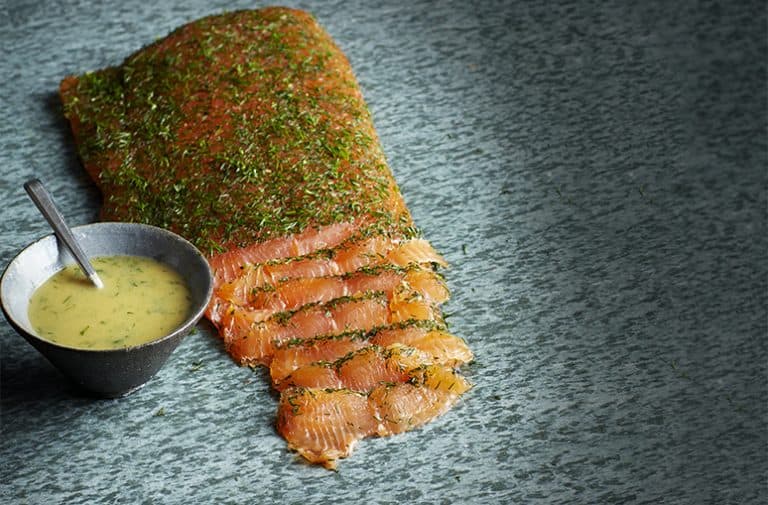 Gravad lax met dille en zoetemosterdsaus