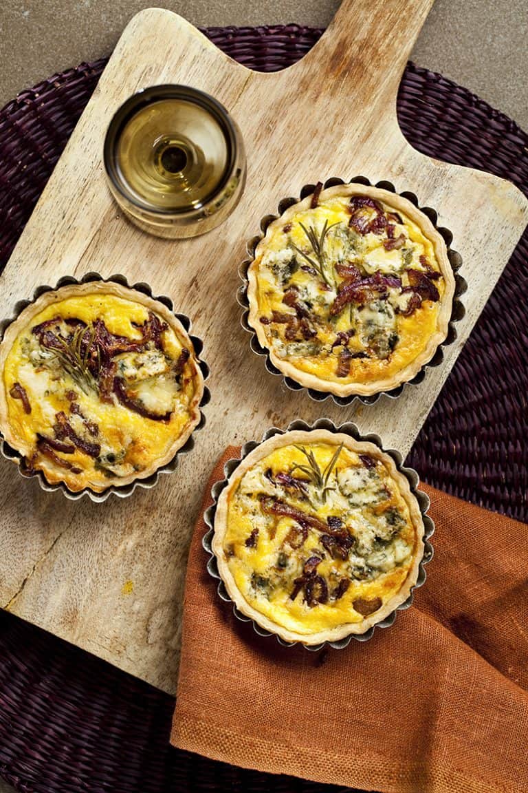 Quiches met roquefort en rode ui