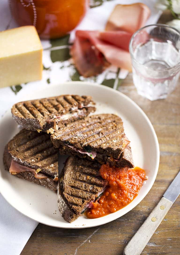 Tosti met gerookte cheddar en basilicum
