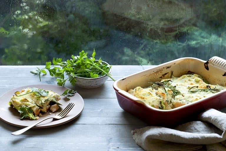 Ovenschotel met zalm en gegrilde prei