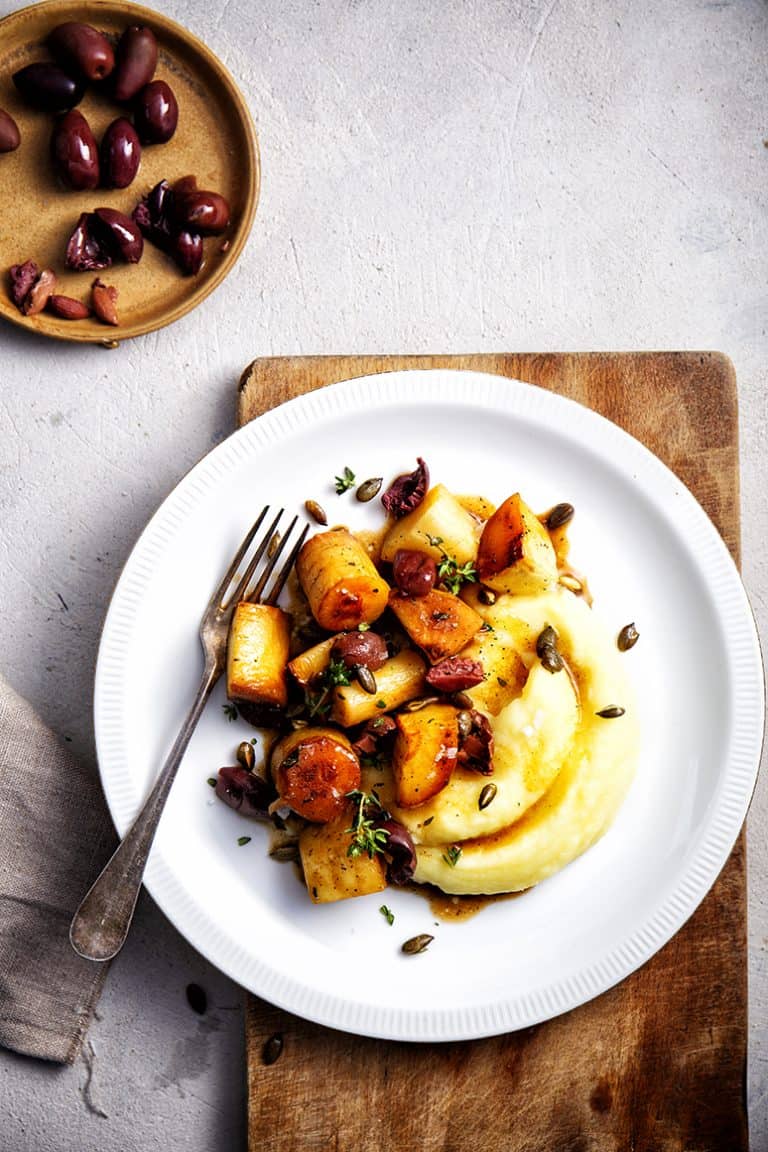 Gesmoorde pastinaken met olijven en aardappelpuree