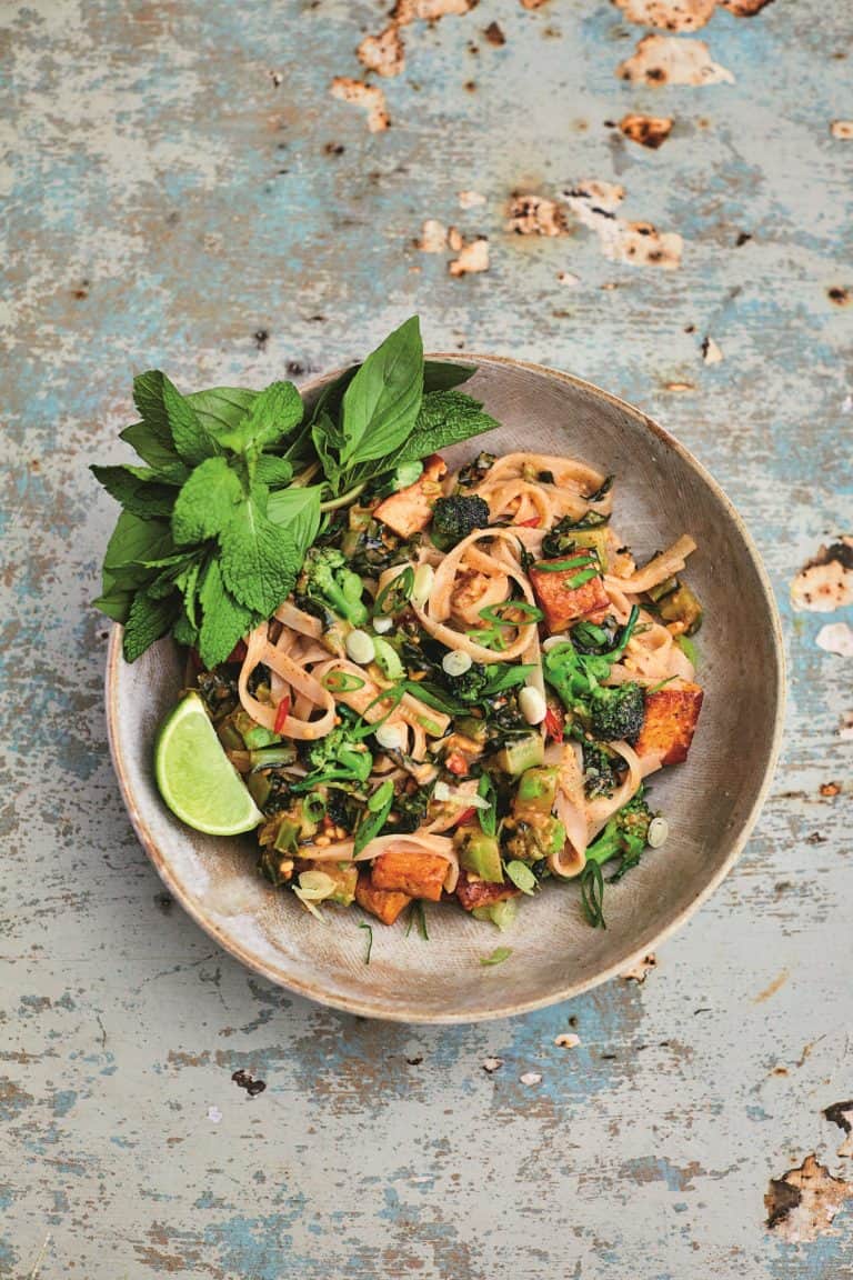Pad thai met paarse broccolini en pindasaus