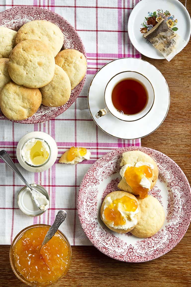 Scones met clotted cream en abrikozenjam