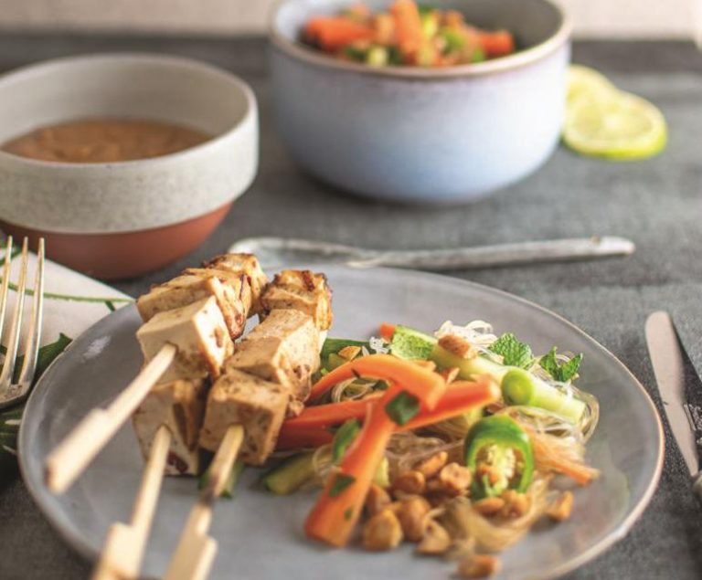 Tofusaté met noodlesalade