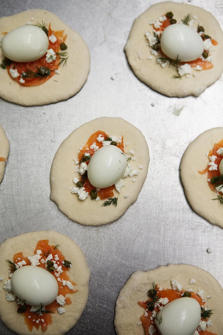 Gevuld paasbrood met ei en zalm