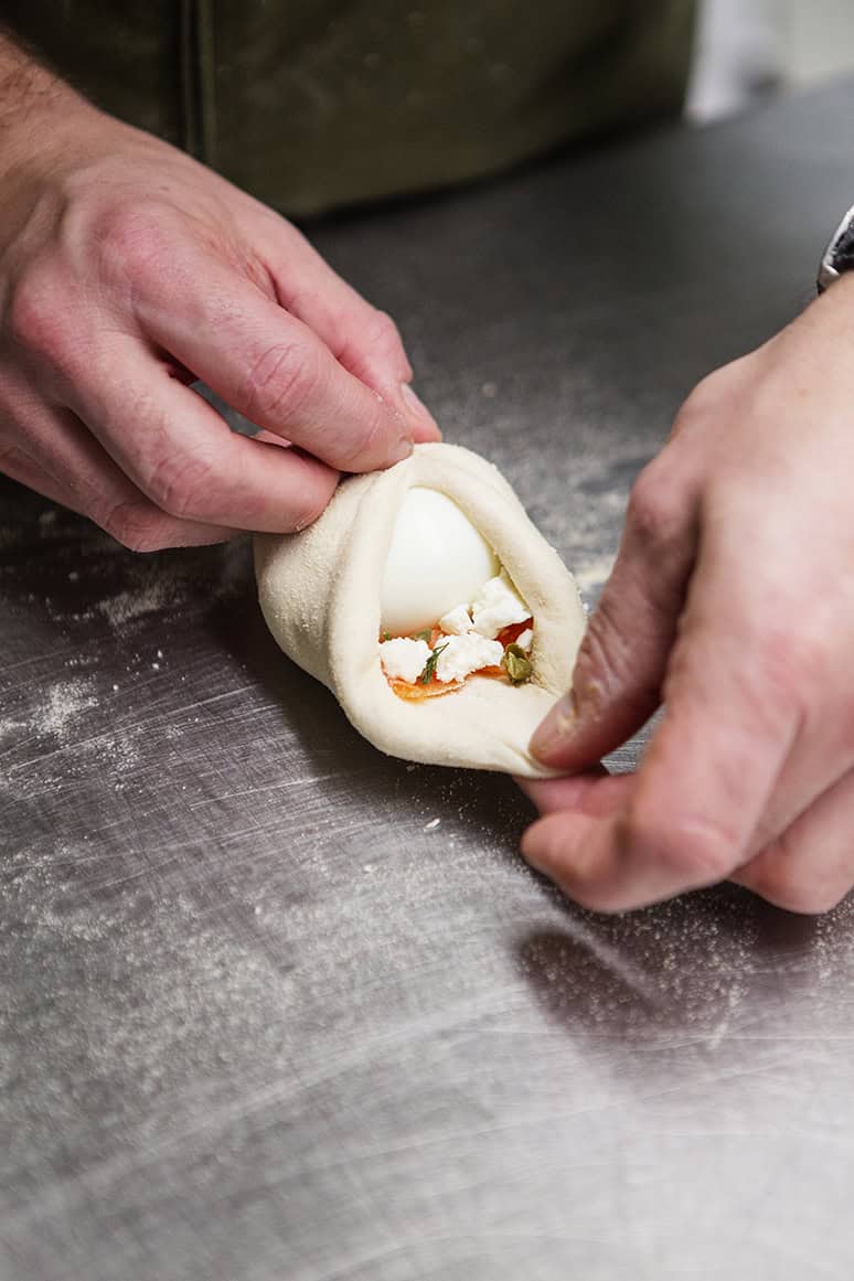 Gevuld paasbrood met ei en zalm