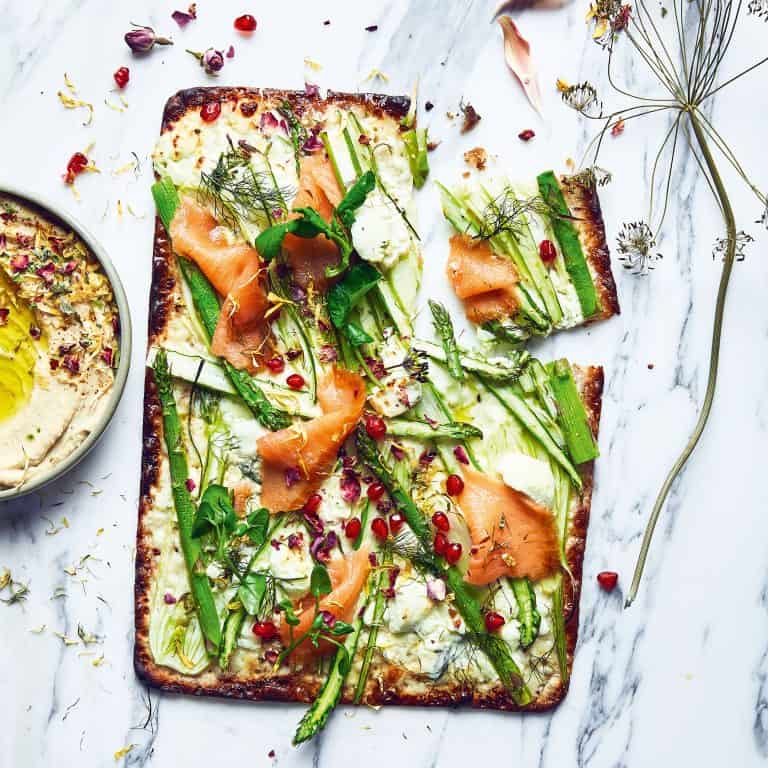 Platbrood met geroosterde asperges, venkel en gerookte zalm