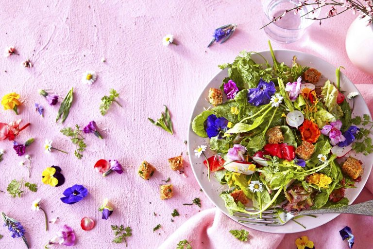 Salade van kruiden en bloemen