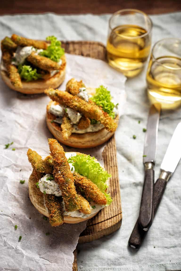 Gefrituurde asperges op toast met kruidenmayonaise
