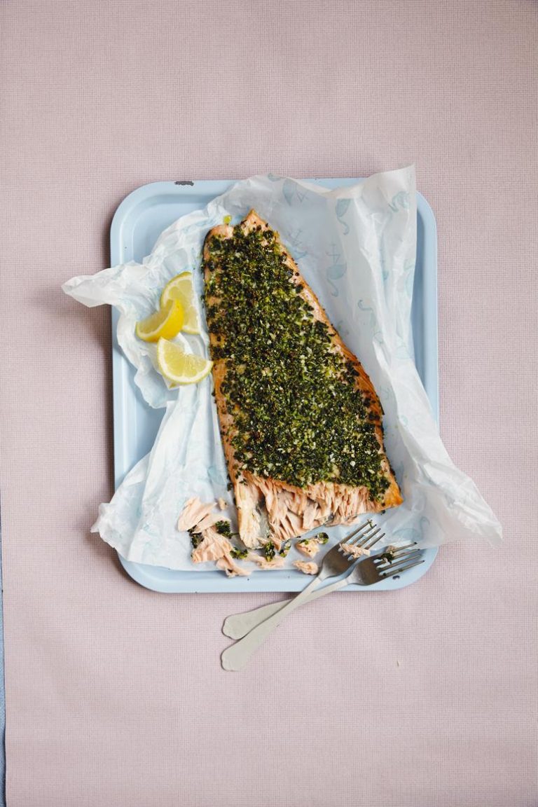 Gebakken zalmzijde met een knapperige kruidenkorst uit de oven