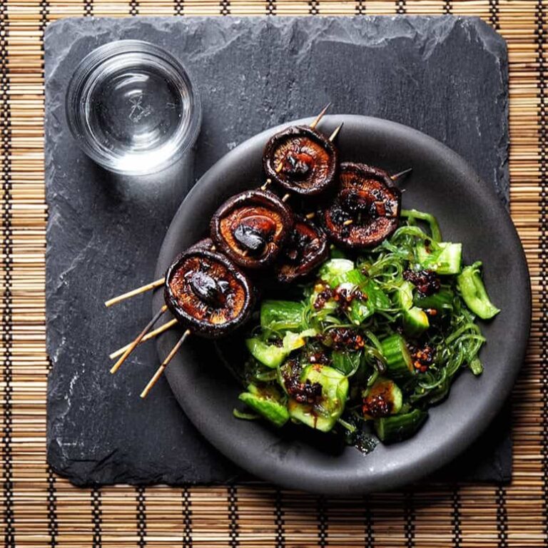 Yakitori van shiitake met wakamesalade