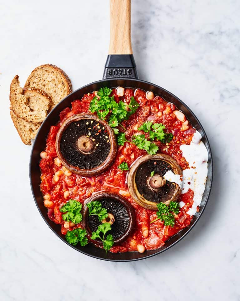 Vegan shakshuka met toast van Living the Green Life