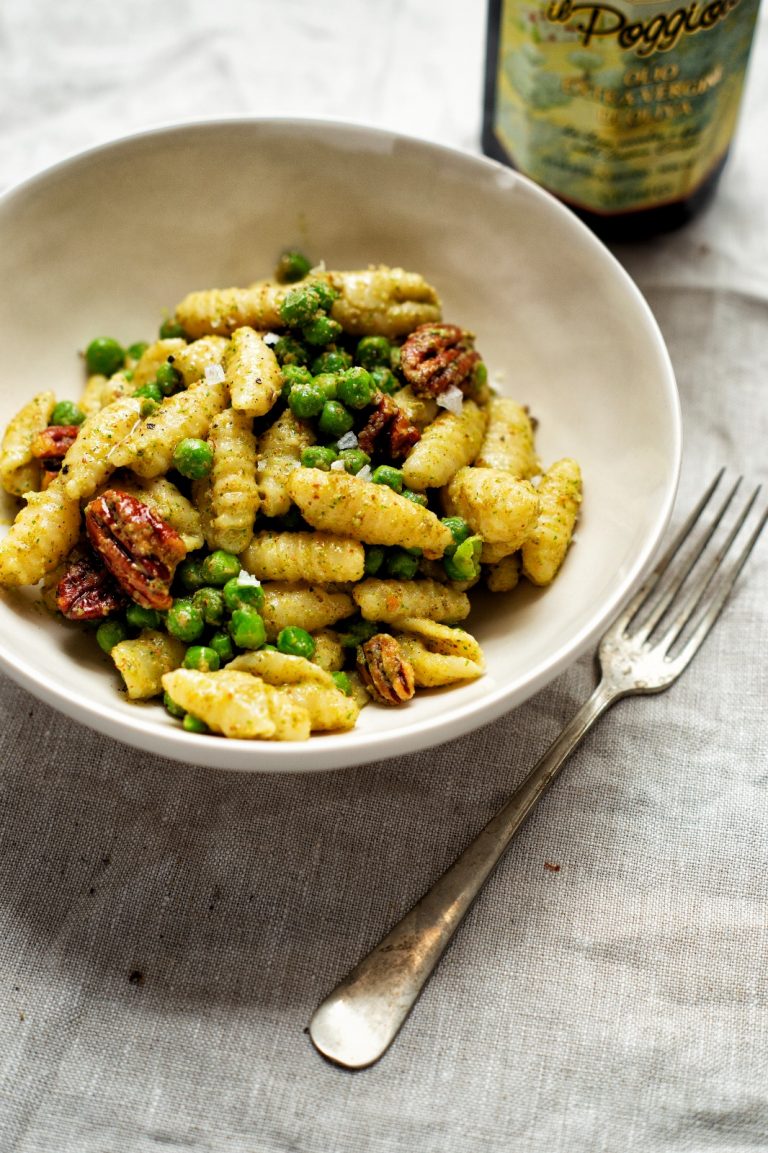 Gnocchi sardi met basilicumpesto en erwtjes