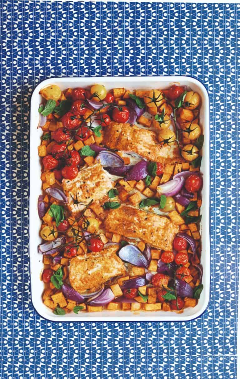 Zalm-tandoori met zoete aardappel, tomaten & rode ui