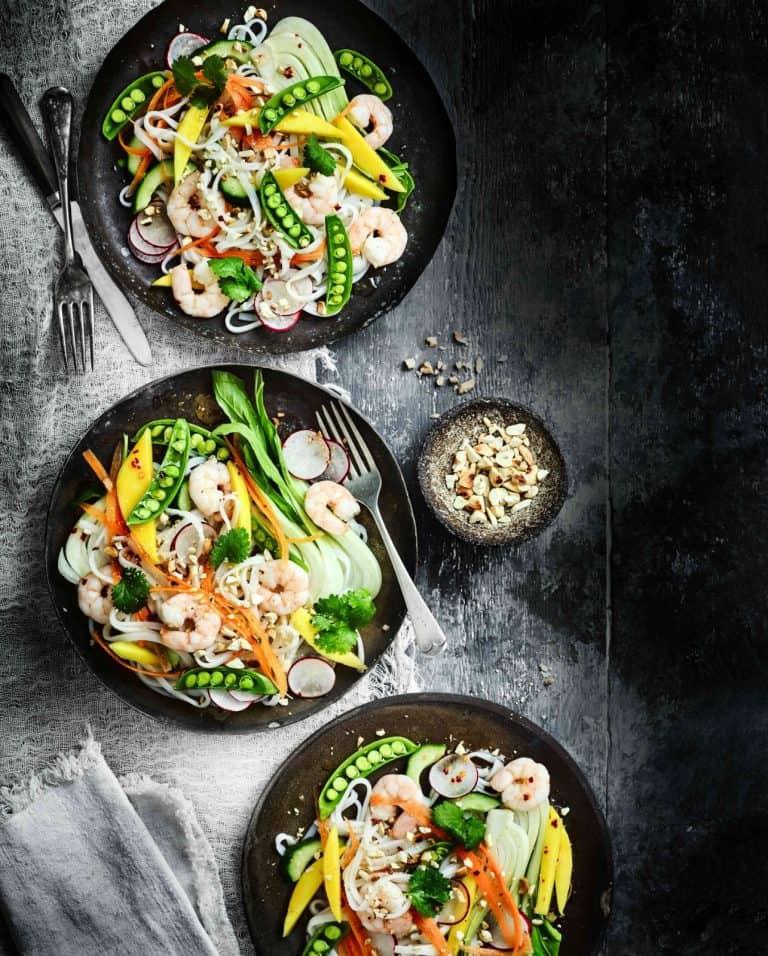 Rijstnoedelsalade met mango en garnalen